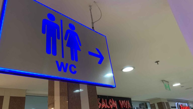 Napis "WC" na drzwiach oznaczający toaletę.