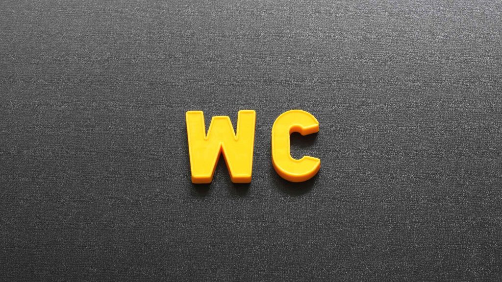 Tabliczka z napisem „WC” wskazująca publiczną toaletę.
