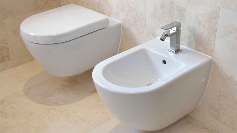 Schemat wymiarów WC i bidetu dla ściany 140 cm — rozmieszczenie i minimalne odległości