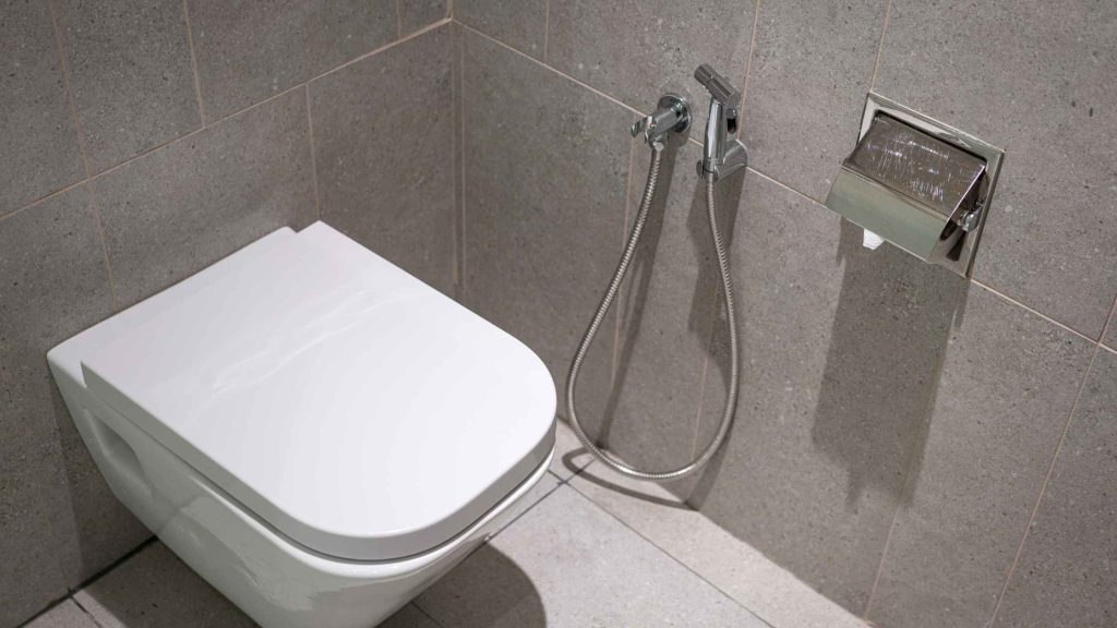 Porównanie rozwiązań: miska WC z funkcją bidetu vs. oddzielny bidet — oszczędność miejsca