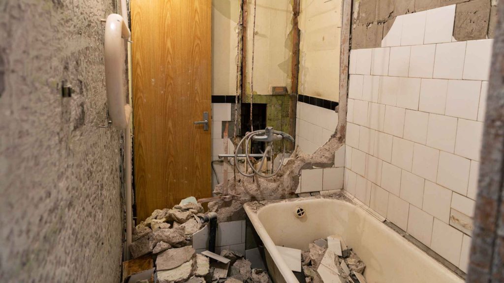 Mała łazienka po remoncie: nowoczesna umywalka, lustro i oszczędne rozmieszczenie sprzętów.