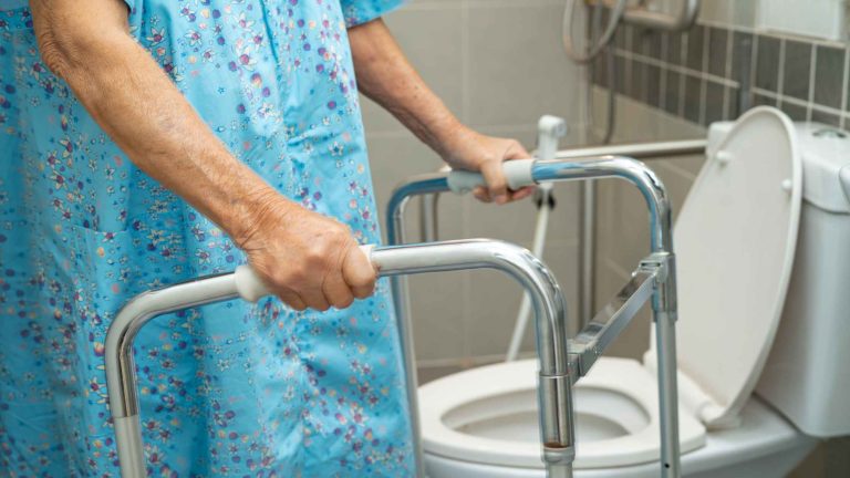 Łazienka dla seniora z bezprogowym prysznicem i uchwytami bezpieczeństwa