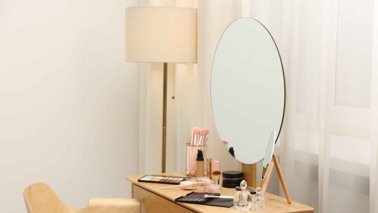 toaletka inspiracje glamour — duże lustro z lampami LED, biały blat i złote akcenty