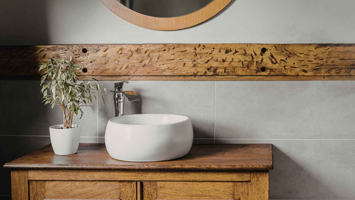 Łazienka z drewnem — inspiracje, aranżacje i praktyczne porady